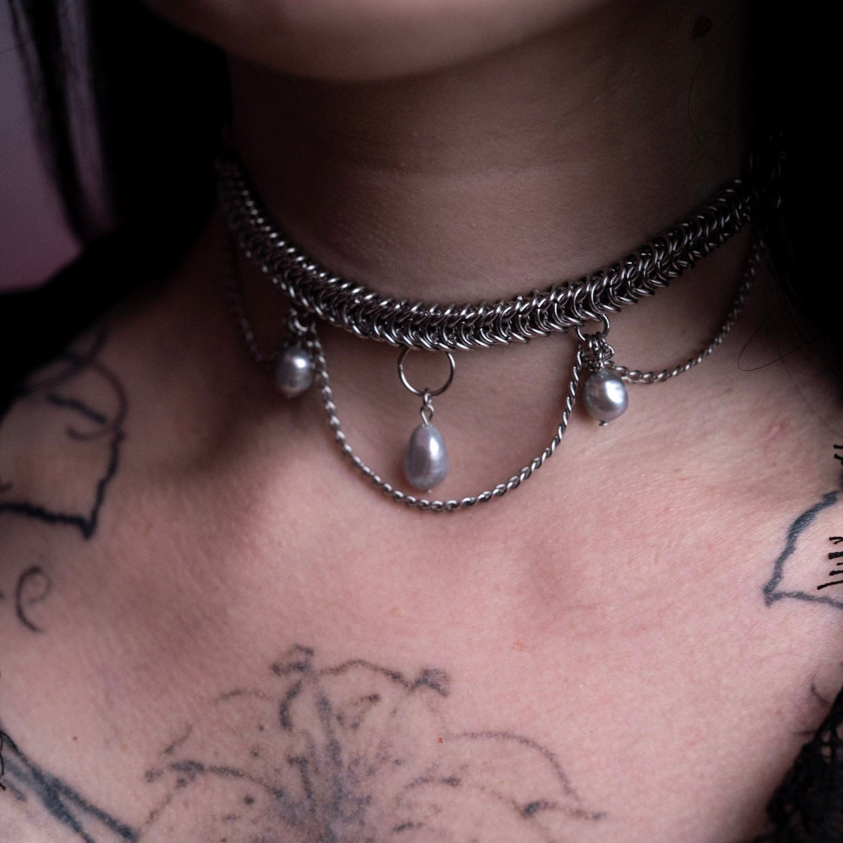 Gothic chainmaille choker with freshwater pearls on a person with tattoos